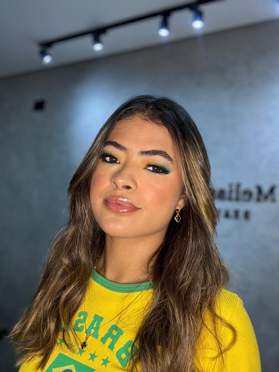 Brilho e Delineado Azul